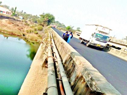 Due to heavy traffic, the Pinnacle River pool is dangerous | अवजड वाहतुकीमुळे पिंजाळ नदीवरील पूल धोकादायक