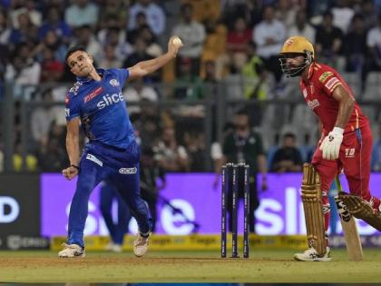 IPL 2023, MI vs PBKS Live Marathi : Punjab Kings scored 109 runs in last 6 overs, post 214/8 (Curran 55, Harpreet 41; Chawla 2/15) in 20 overs | IPL 2023, MI vs PBKS Live : अर्जुन तेंडुलकरच्या एका चुकीने पंजाब किंग्सनं डोकं वर काढले, शेवटच्या ३६ चेंडूंत चोपल्या १०९ धावा