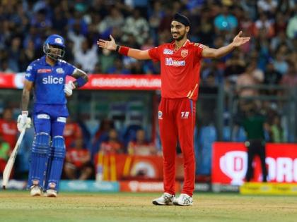 IPL 2023, MI vs PBKS Live Marathi : Arshdeep Singh to break the middle stump on consecutive deliveries!Punjab Kings beat Mumbai Indians by 13 runs | IPL 2023, MI vs PBKS Live : अर्शदीप सिंगची 'यष्टितोड' कामगिरी; अखेरच्या षटकात फिरवली मॅच, घरच्या मैदानावर हरले मुंबई इंडियन्स