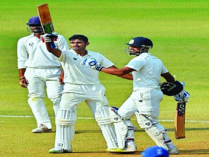 Vidarbha climbed to victory, 528 for 7 in first innings, Akshay Wadkar's century hits Delhi | विदर्भाची जेतेपदाच्या दिशेने कूच, पहिल्या डावात ७ बाद ५२८ धावांची मजल, अक्षय वाडकरचा दिल्लीकरांना शतकी तडाखा