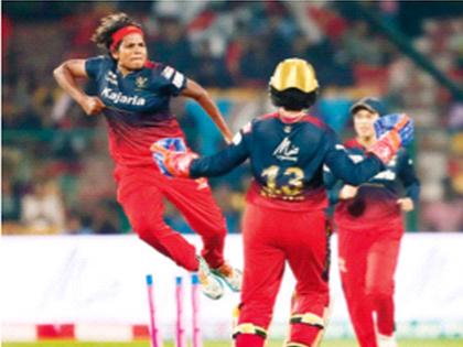 WPL : RCB's thrilling win; Beat UP Warriors by two runs | डब्ल्यूपीएल : आरसीबीचा रोमांचक विजय; यूपी वाॅरियर्स संघावर दोन धावांनी केली मात 