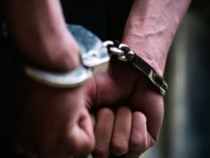 shocking incident The accused who escaped from the court reached the MNS office! Threatened the leader Amit Matkar | कोर्टातून पळून गेलेला आरोपी मनसेच्या कार्यालयात पोहोचला! नेत्याला दिली धमकी, मुंबईत घडली धक्कादायक घटना shocking incident The accused who escaped from the court reached the MNS office! Threatened the leader Amit Matkar | कोर्टातून पळून गेलेला आरोपी मनसेच्या कार्यालयात पोहोचला! नेत्याला दिली धमकी, मुंबईत घडली धक्कादायक घटना