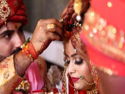 Wife sent to lover in front of husband, but the condition is shocking! | पतीसमोरच बायकोला प्रियकराकडे पाठवले, अट मात्र धक्कादायक! पंचायतीच्या निर्णयाने सगळेच झाले अवाक् Wife sent to lover in front of husband, but the condition is shocking! | पतीसमोरच बायकोला प्रियकराकडे पाठवले, अट मात्र धक्कादायक! पंचायतीच्या निर्णयाने सगळेच झाले अवाक्