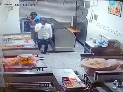 Thieves stole the food while enjoying the food in the shop | दुकानातील खाद्य पदार्थांचा आस्वाद घेत चोरांनी केली चोरी