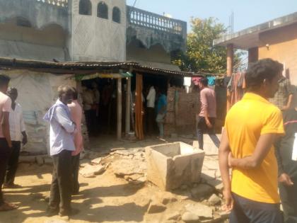 Son attacks parents with ax over money dispute Mother died on the spot, father in critical condition | पैशांच्या वादातून मुलाचा आई-वडिलांवर कुऱ्हाडीने वार; आईचा घटनास्थळीच मृत्यू, वडील गंभीर