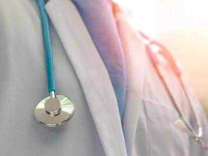 Angry doctor attacks patient in Bokaro, Bihar over non-payment | २०० रूपये फी न दिल्यानं डॉक्टर संतापला; रुग्णावर कैचीने हल्ला करत केले गंभीर जखमी Angry doctor attacks patient in Bokaro, Bihar over non-payment | २०० रूपये फी न दिल्यानं डॉक्टर संतापला; रुग्णावर कैचीने हल्ला करत केले गंभीर जखमी