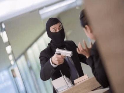 pune news bank was broken into, but the safe was not broken; the stolen documents scattered and scattered | बँंक फोडली मात्र तिजोरी फुटलीच नाही;हिरमोड झालेले चोरटे कागदपत्रे विस्कटून झाले पसार pune news bank was broken into, but the safe was not broken; the stolen documents scattered and scattered | बँंक फोडली मात्र तिजोरी फुटलीच नाही;हिरमोड झालेले चोरटे कागदपत्रे विस्कटून झाले पसार