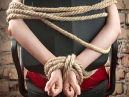 Video of car salesman kidnapped and beaten over loan dispute uploaded on Snapchat! | उधारीच्या वादातून वाहन विक्रेत्याचे अपहरण, मारहाणीचा व्हिडीओ स्नॅपचॅटवर अपलोड! Video of car salesman kidnapped and beaten over loan dispute uploaded on Snapchat! | उधारीच्या वादातून वाहन विक्रेत्याचे अपहरण, मारहाणीचा व्हिडीओ स्नॅपचॅटवर अपलोड!