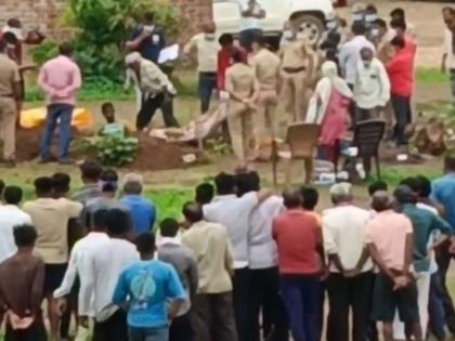 Woman's death natural or murder Body exhumed due to suspicion, sent for autopsy | महिलेचा मृत्यू नैसर्गिक की खून? संशयामुळे मृतदेह उकरून बाहेर काढला, शवविच्छेदनासाठी पाठवला Woman's death natural or murder Body exhumed due to suspicion, sent for autopsy | महिलेचा मृत्यू नैसर्गिक की खून? संशयामुळे मृतदेह उकरून बाहेर काढला, शवविच्छेदनासाठी पाठवला