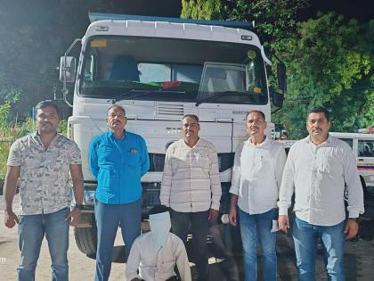 Sand transportation through illegal routes; One arrested, another caught! | चाेरट्या मार्गाने वाळूची वाहतूक; एकाला अटक, हायवा पकडला! Sand transportation through illegal routes; One arrested, another caught! | चाेरट्या मार्गाने वाळूची वाहतूक; एकाला अटक, हायवा पकडला!