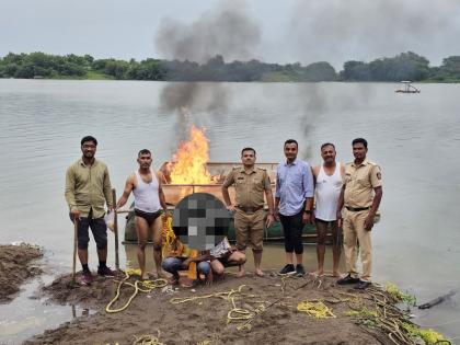 Crime against eight people including police officers who jumped into Godavari to catch sand mafia: Two arrested | वाळू माफियांना पकडण्यासाठी ठाणेदारांसह पोलिसांच्या गोदावरीत उड्या, आठजणांविरुद्ध गुन्हा, दाेघे ताब्यात Crime against eight people including police officers who jumped into Godavari to catch sand mafia: Two arrested | वाळू माफियांना पकडण्यासाठी ठाणेदारांसह पोलिसांच्या गोदावरीत उड्या, आठजणांविरुद्ध गुन्हा, दाेघे ताब्यात