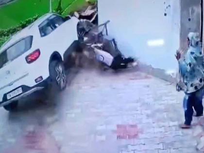 Property dispute escalates, younger brother rams car into elder brother's family, incident caught on CCTV camera | मालमत्तेवरून वाद विकोपाला, धाकट्या भावाने थोरल्या भावाच्या कुटुंबाच्या अंगावर घातली गाडी, घटना CCTV कॅमेऱ्यात कैद Property dispute escalates, younger brother rams car into elder brother's family, incident caught on CCTV camera | मालमत्तेवरून वाद विकोपाला, धाकट्या भावाने थोरल्या भावाच्या कुटुंबाच्या अंगावर घातली गाडी, घटना CCTV कॅमेऱ्यात कैद