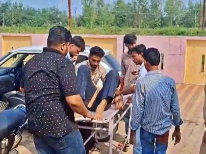 Two-wheeler students returning from university hit by car, then brutally beaten up | युनिव्हर्सिटीमधून परतत असलेल्या दुचाकीस्वार विद्यार्थ्यांना कारने दिली धडक, मग केली बेदम मारहाण Two-wheeler students returning from university hit by car, then brutally beaten up | युनिव्हर्सिटीमधून परतत असलेल्या दुचाकीस्वार विद्यार्थ्यांना कारने दिली धडक, मग केली बेदम मारहाण