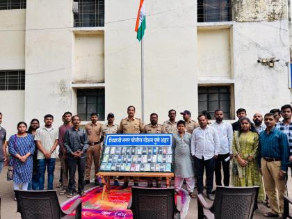 Pune crime news Pune Police has been continuously implementing a campaign to find and return lost mobile phones of city citizens | हरवलेला मोबाईल परत मिळाला; पुणे पोलिसांनी दिले ४१ मोबाईल परत