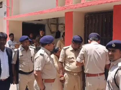 Police arrest five accused while taking them to court, escapes | कोर्टात हजर करण्यासाठी नेत असताना पोलिसांच्या हातावर तुरी, पाचा आरोपी झाले फरार Police arrest five accused while taking them to court, escapes | कोर्टात हजर करण्यासाठी नेत असताना पोलिसांच्या हातावर तुरी, पाचा आरोपी झाले फरार