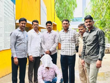 Thief who looted lakhs of rupees from a passenger from Beed bus station jailed | बीड बस स्थानकातून प्रवाशाचे लाख रूपये लंपास करणाऱ्या चोरट्याला बेड्या