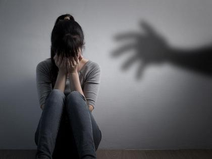 three raped on girl threatening nude photos and videos viral pune crime news | Pune Crime : न्यूड फोटो, व्हिडिओ व्हायरल करण्याची धमकी देऊन तरुणीवर तिघांकडून बलात्कार