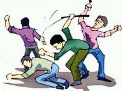 A fight broke out between two groups of students at a university in Atigre on the Sangli Kolhapur route | Kolhapur: वर्चस्ववादातून विद्यार्थ्यांच्या दोन गटात फिल्मी स्टाईलने हाणामारी, दोघे गंभीर