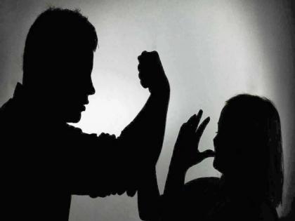 Wife was shaved bald, poured petrol on her body and tried to burn her; As soon as the husband was arrested by the police, the woman started crying | पत्नीचं टक्कल केलं, अंगावर पेट्रोल टाकून जाळण्याचा प्रयत्न केला; पतीला पोलिसांनी अटक करताच महिला करू लागली गयावया