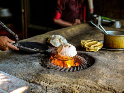 An incident has taken place in Madhya Pradesh where a woman was tortured for 12 days by the owner of a dhaba. | रागावून घराच्या बाहेर पडली, ढाब्यावर पोहचली; एक भाकरी मागितली अन् पुढे नको ते घडलं...!