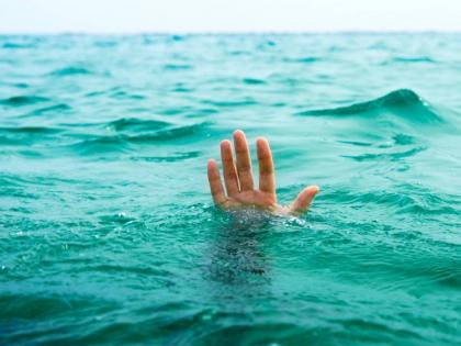 Alibag rescues drowning tourist | अलिबाग समुद्रात बुडणाऱ्या पर्यटकाला वाचवले