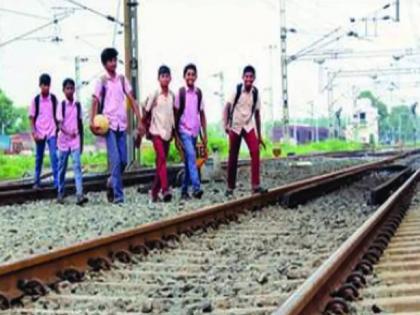 Students travel in crossingto reach school railway track afforded in Shivdi as the municipality stopped the bus service in mumbai shivri | जीव मुठीत घेऊन विद्यार्थ्यांचा प्रवास; पालिकेने बससेवा बंद केल्याने शिवडीत परवड