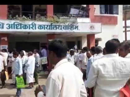 Crowds of farmers to submit crop insurance application! | पीक विमा अर्ज सादर करण्यासाठी शेतकऱ्यांची गर्दी !