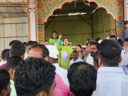 MLA Praniti Shinde's village visit caused by Maratha youth; Had to return without meeting! | प्रणिती शिंदेंच्या गावभेट दौऱ्यात मराठा तरुणांनी घातला गोंधळ; बैठक न घेताच परतावे लागले! 