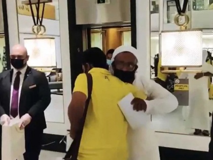 CSK players spotted giving hugs to a man at airport, video goes viral after several members contract COVID-19 | IPL 2020 : विमानतळावरील 'झप्पी' CSKच्या खेळाडूंना महागात पडली? सोशल मीडियावर व्हिडीओ व्हायरल