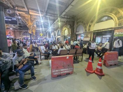 in mumbai at csmt due to the stench of a dead rat in motorman cabin five lakhs penalty to cleaning agency | उंदीर पडले पाच लाखांना; साफसफाई एजन्सीला दंड, सीएसएमटी स्थानकातील प्रकार