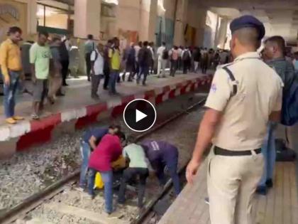 Major accident averted at CSMT station platform cleaning machine falls on railway tracks | Mumbai Local: सीएसएमटी स्थानकात प्लॅटफॉर्म क्लिनिंग मशीन रेल्वे रुळावर कोसळली, मोटरमननं दाखवलं प्रसंगावधान! Major accident averted at CSMT station platform cleaning machine falls on railway tracks | Mumbai Local: सीएसएमटी स्थानकात प्लॅटफॉर्म क्लिनिंग मशीन रेल्वे रुळावर कोसळली, मोटरमननं दाखवलं प्रसंगावधान!