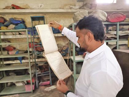 Scrutiny of 73 thousand dilapidated files of 70 years old in Chhatrapati Sambhajinagar Municipality; Unnecessary records will be deleted | मनपातील ७० वर्ष जुन्या ७३ हजार जीर्ण फायलींची छाननी; अनावश्यक रेकॉर्ड नष्ट होणार