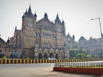 Luggage scanners finally installed near the entrance of CSMT railway station! Passengers express satisfaction | CSMT रेल्वे स्टेशनच्या प्रवेशद्वाराजवळ अखेर लागले बॅगेज स्कॅनर! प्रवाशांनी व्यक्त केले समाधान Luggage scanners finally installed near the entrance of CSMT railway station! Passengers express satisfaction | CSMT रेल्वे स्टेशनच्या प्रवेशद्वाराजवळ अखेर लागले बॅगेज स्कॅनर! प्रवाशांनी व्यक्त केले समाधान