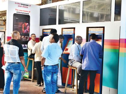 Lack of 'Self' on 'Self Ticket Zone' at CST Station | सीएसटी स्थानकावरील ‘सेल्फ तिकीट झोन’वर ‘सेल्फ’चा अभाव