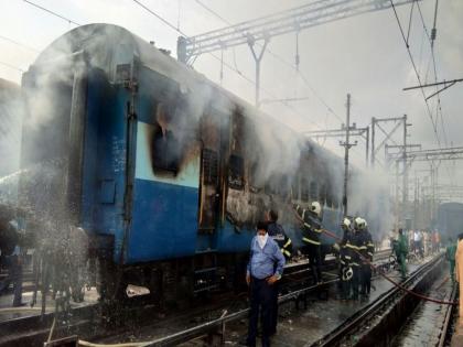 DID MISCHIEF CAUSE FIRE IN RAIL COACH? | CSMT यार्डात रेल्वे डब्याला आग लागली की लावली?; संशयाचा धूर