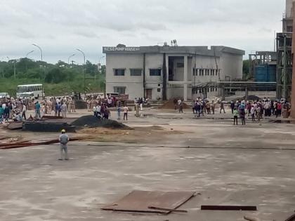 In Chandrapur, the project affected people climbed on the chimney of the power station | चंद्रपुरात प्रकल्पग्रस्तांची वीज केंद्राच्या चिमणीवर चढून विरुगिरी