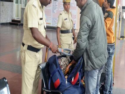 13 GRP personnel suspended for robbing railway passengers | धक्कादायक! जिथे CCTV तिथेच सामान तपासा; रेल्वे प्रवाशांचं साहित्य तपासणारे पोलीसच करतायेत लूट 13 GRP personnel suspended for robbing railway passengers | धक्कादायक! जिथे CCTV तिथेच सामान तपासा; रेल्वे प्रवाशांचं साहित्य तपासणारे पोलीसच करतायेत लूट