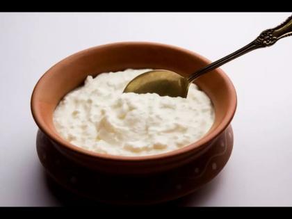 Bad food combination with curd do not eat these foods you should know | असे काही पदार्थ जे दह्यासोबत खाल तर पडू शकतं महागात, जाणून घ्या त्यांची नावे!