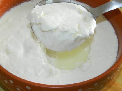 disadvantages of cur, people with some diseases shouldn't eat curd | 'या' आजारांच्या रुग्णांनी दह्याला हातही लावू नका, बळवातील आणखी गंभीर आजार