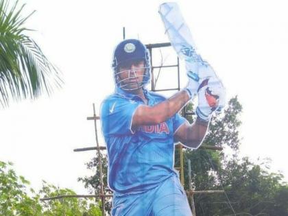 IND vs WIN ODI: Dhoni's cut-out outside the stadium of last match? | IND vs WIN ODI : अखेरचा सामना असल्यामुळे धोनीचा स्टेडियमबाहेर कट-आऊट?