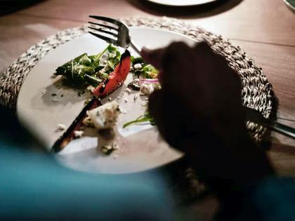 Cutlery Shaming: Do you eat with a fork and spoon? | कटलरी शेमिंग : तुम्ही काटे-चमचे वापरून जेवता? Cutlery Shaming: Do you eat with a fork and spoon? | कटलरी शेमिंग : तुम्ही काटे-चमचे वापरून जेवता?