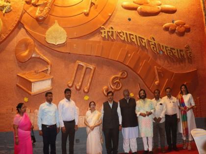 Unveiling of a mural based on the life of Gansaraswati Lata Mangeshkar; Minister Mangalprabhat Lodha inaugurated | गानसरस्वती लता दीदींच्या जीवनावर आधारित भित्तिशिल्पाचे अनावरण; मंगलप्रभात लोढा यांनी केले उद्घाटन