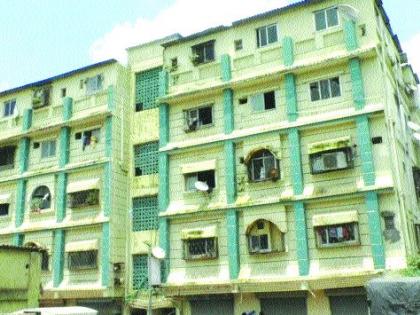 illegal building gets cracks | बेकायदा इमारतीला गेले तडे