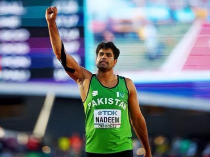 Commonwealth Games 2022 : Pakistan's Arshad Nadeem creates Games record in men's javelin throw finals with a distance of 90.18 m and won gold, Indian DP Manu and Rohit Yadav finish fifth and sixth | Commonwealth Games 2022 : Neeraj Chopra ची अनुपस्थिती पाकिस्तानच्या अर्षद नदीमच्या पथ्यावर पडली, जिंकले सुवर्ण; पाहा भारतीय कितव्या स्थानी आले 