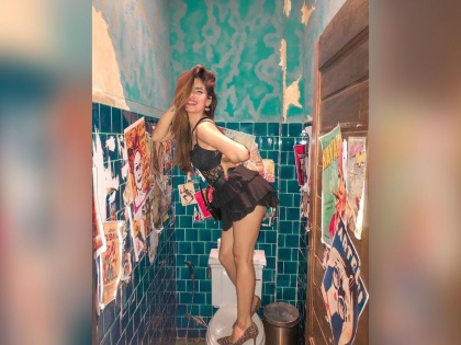 The Ragini MMS actress did a photoshoot in the toilet, see her photo | रागिनी MMSच्या अभिनेत्रीनं चक्क टॉयलेटमध्ये केलं फोटोशूट, पहा तिचे हे फोटो