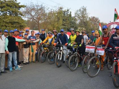 Akolekar Cyber ​​Cyrunike delivered 'Bicycling and Save the Environment' message! | ‘सायकल चालवा-पर्यावरण वाचवा’ संदेश दिला अकोलेकर सायकलपटूनी!