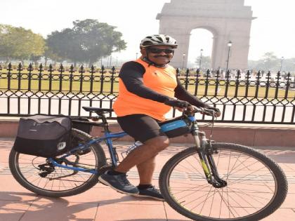 Ramesh Gawde successful cycling from Jammu to Mumbai | रमेश गावडे यांचे जम्मू ते मुंबई सायकलिंग, १८ दिवस २०५६ कि.मी. प्रवास केला पूर्ण