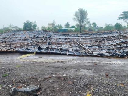 Houses collapsed due to stormy rains, many trees also fell; Half of Kopargaon taluk was attacked! | वादळी पावसामुळे घरांची पडझड, अनेक झाडेही कोसळली; अर्ध्या कोपरगाव तालुक्याला झोडपले!