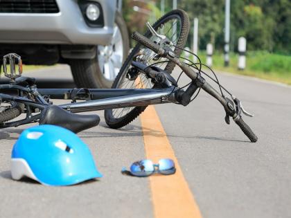 Car hits cyclist from behind; cyclist seriously injured, dies during treatment | कारची पाठीमागून धडक; सायकलस्वार गंभीर जखमी, उपचारादरम्यान मृत्यू Car hits cyclist from behind; cyclist seriously injured, dies during treatment | कारची पाठीमागून धडक; सायकलस्वार गंभीर जखमी, उपचारादरम्यान मृत्यू