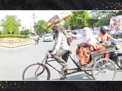 female passenger sitting behind covered the rickshaw puller head with her umbrella in the sun | नातं माणुसकीचं! कडक उन्हात महिलेने रिक्षाचालकाच्या डोक्यावर धरली छत्री; फोटोने जिंकलं मन